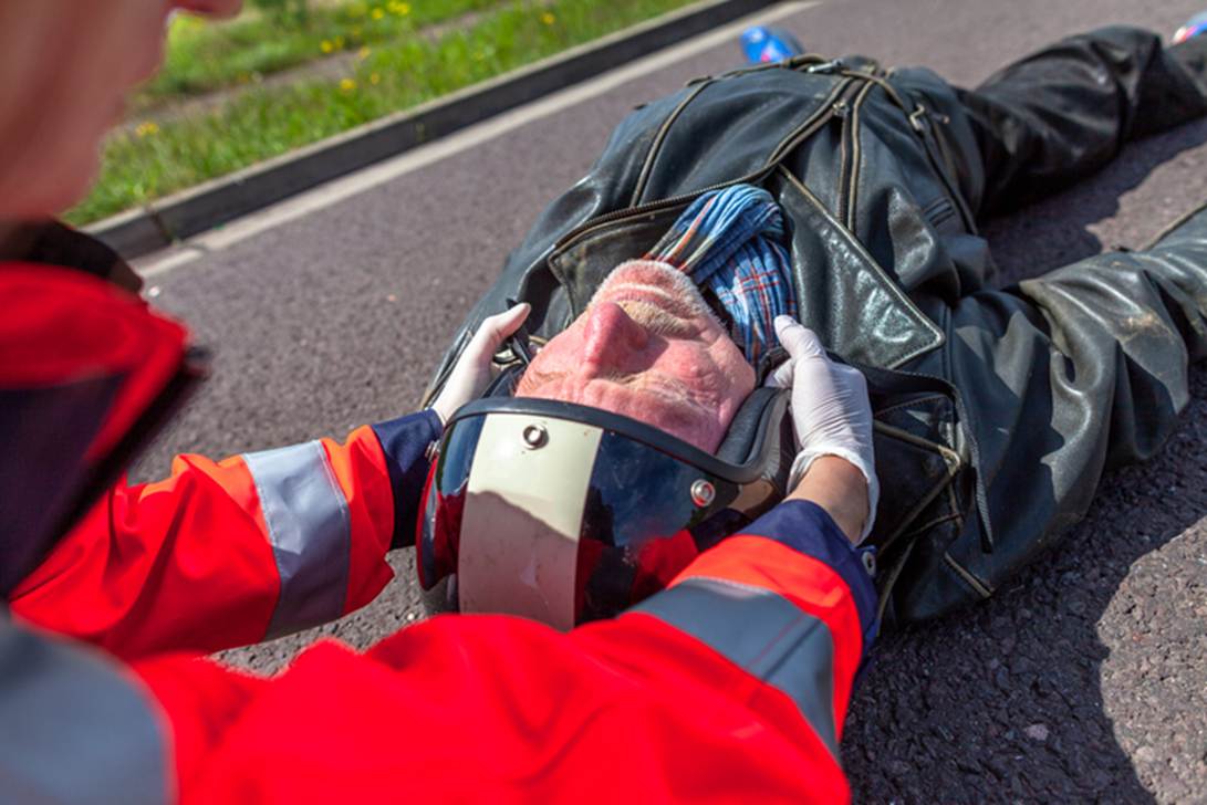 A person lying on the ground with a helmet

AI-generated content may be incorrect.